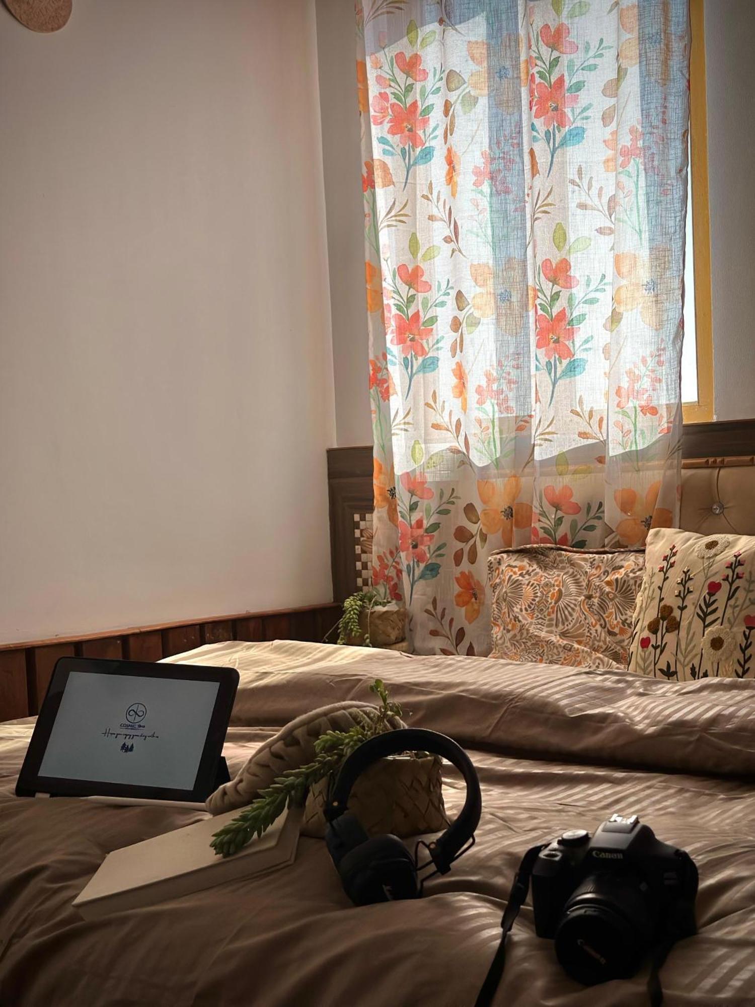 La Casa By Cosmic Kriya Hostel Bīr Екстериор снимка